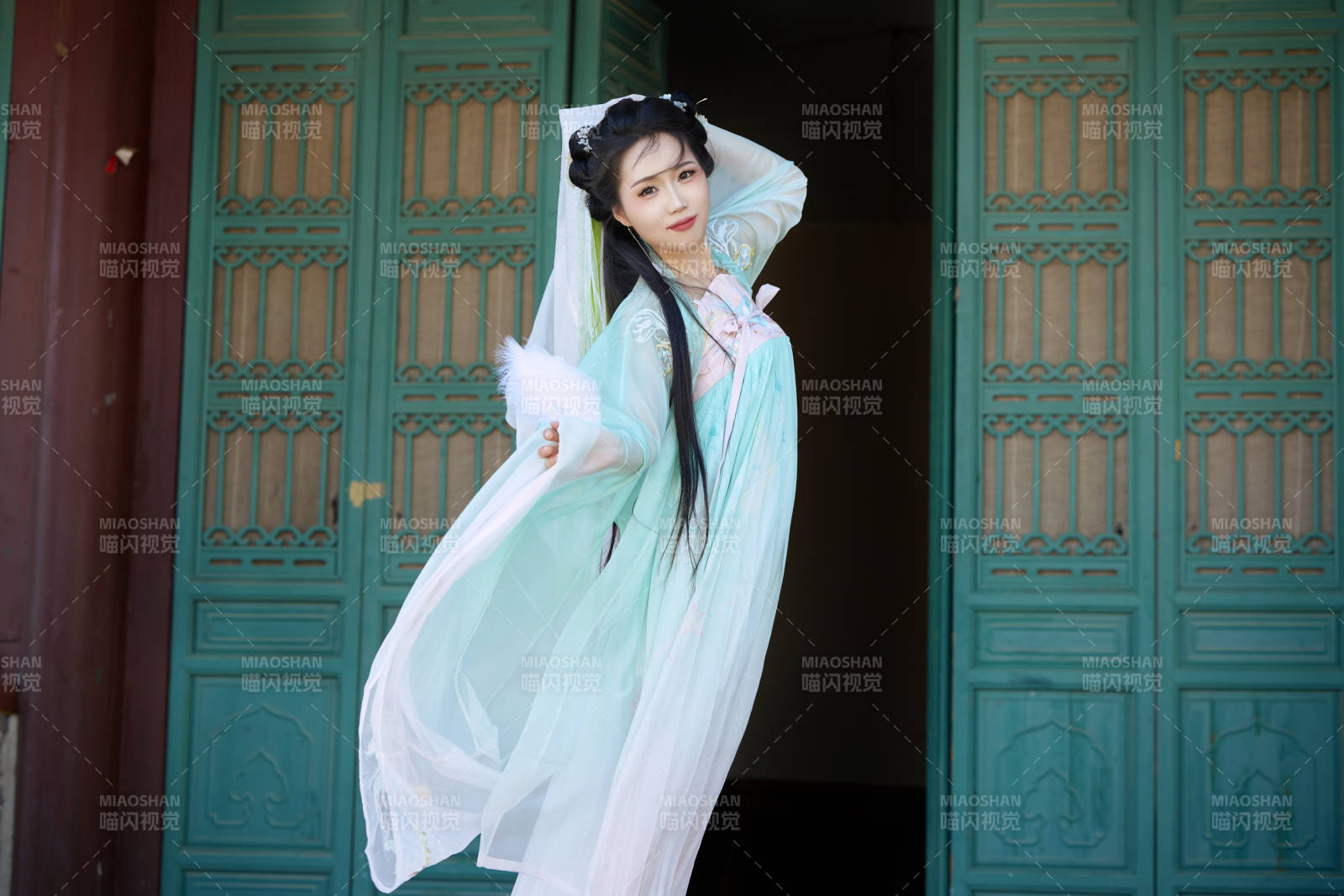 穿着汉服在古城拍照的东方美女图片