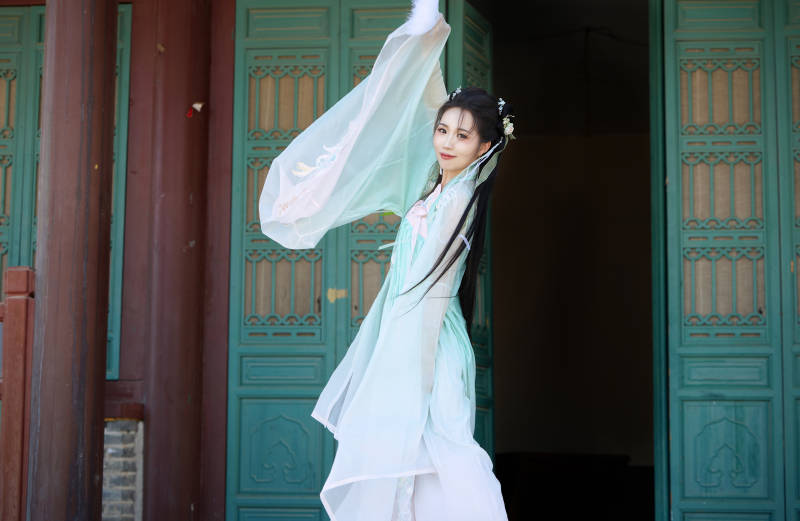 穿着汉服在古城拍照的东方美女图片