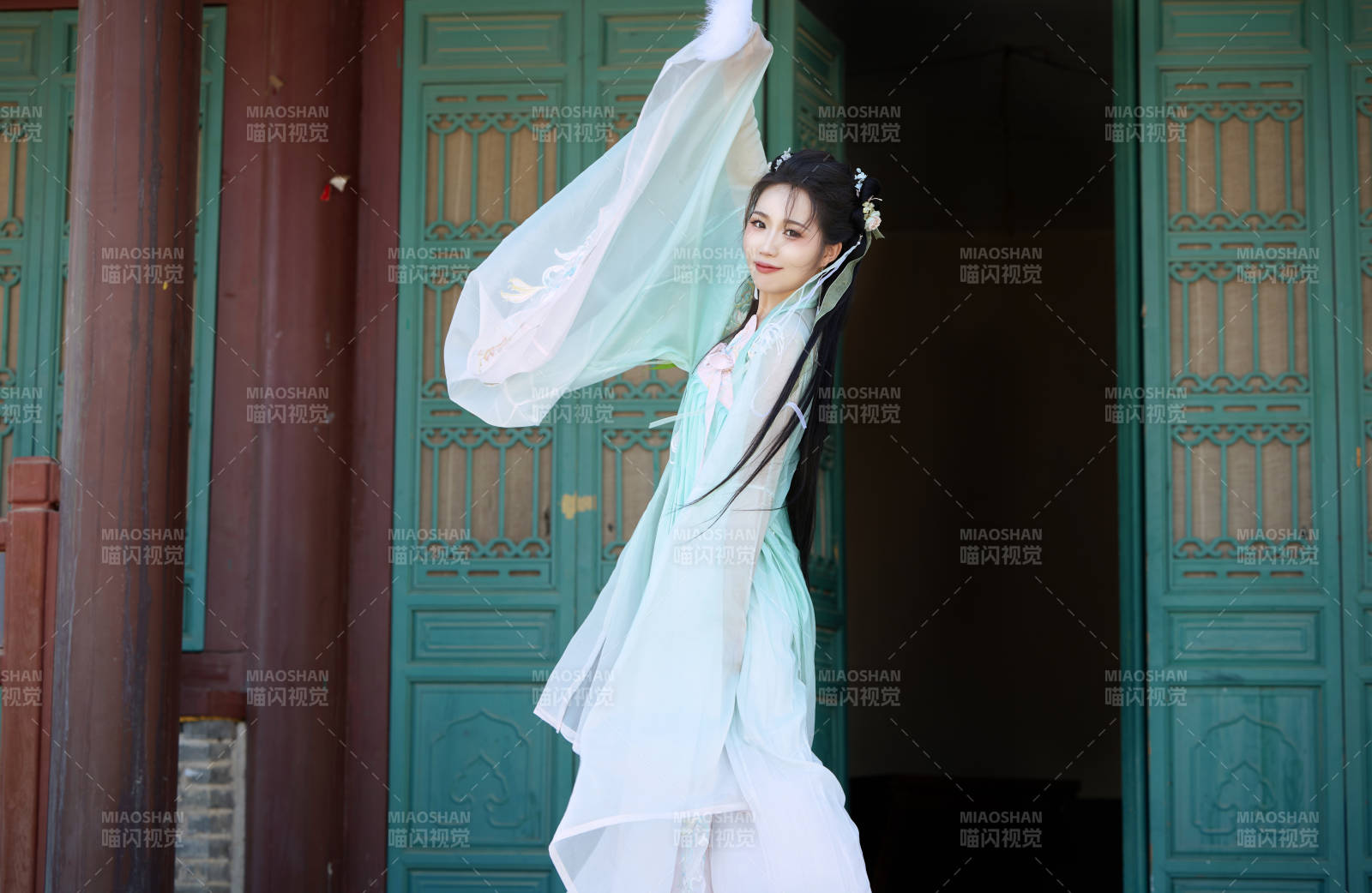 穿着汉服在古城拍照的东方美女图片