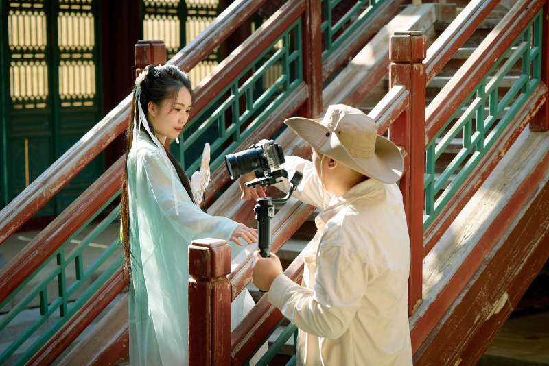 穿着汉服在古城拍照的东方美女图片