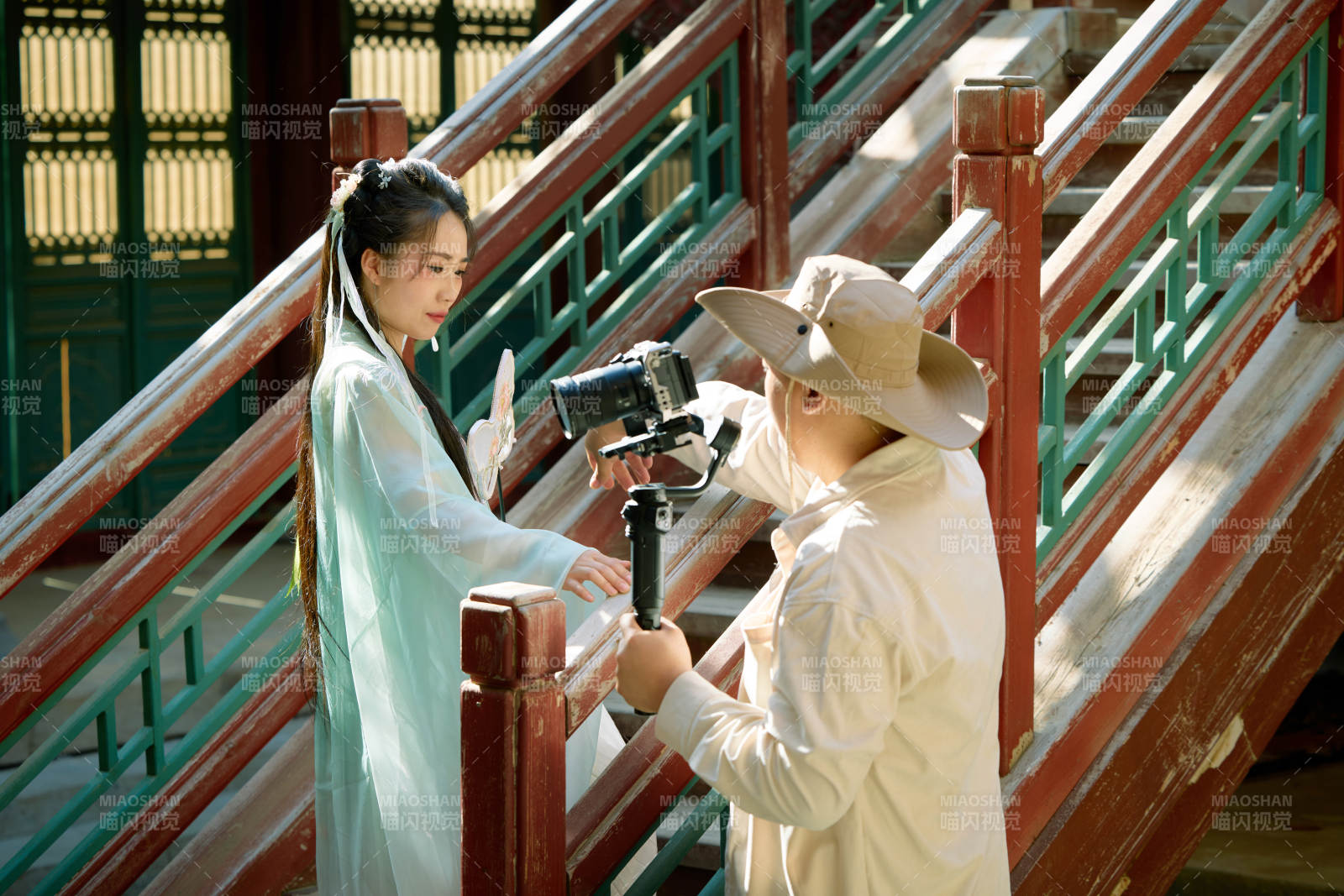 穿着汉服在古城拍照的东方美女图片