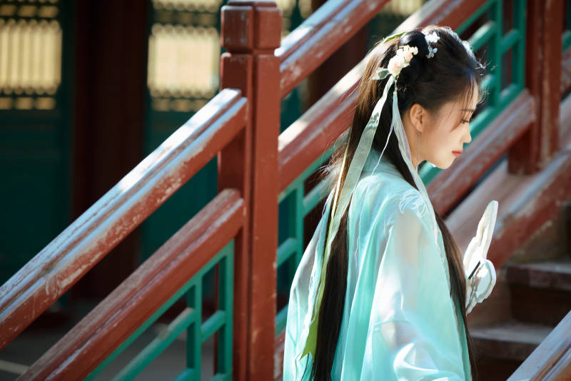 穿着汉服在古城拍照的东方美女图片