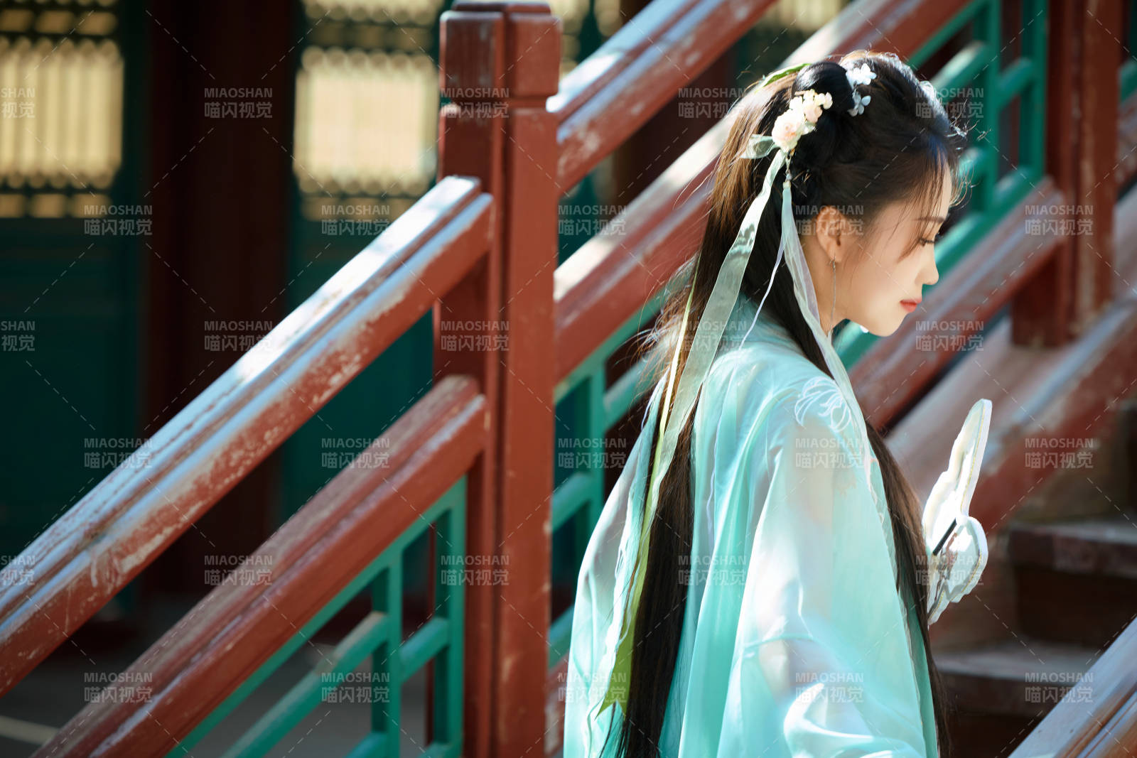穿着汉服在古城拍照的东方美女图片