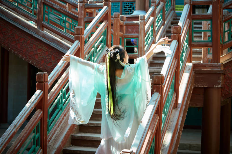 穿着汉服在古城拍照的东方美女图片