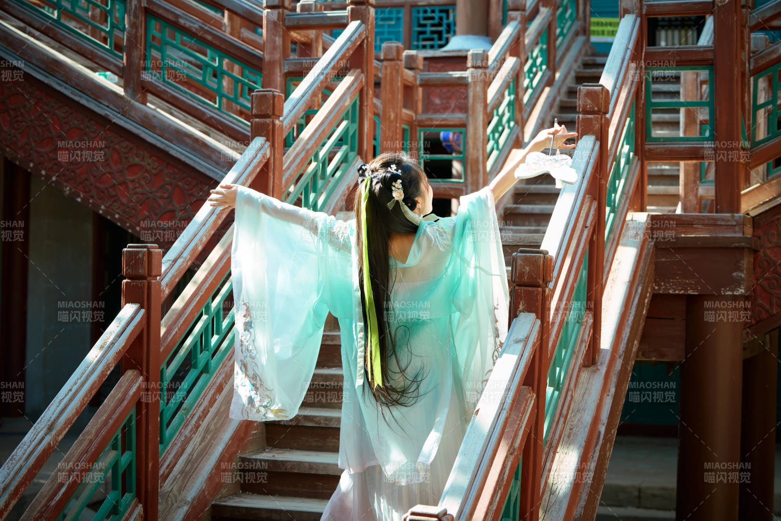 穿着汉服在古城拍照的东方美女图片