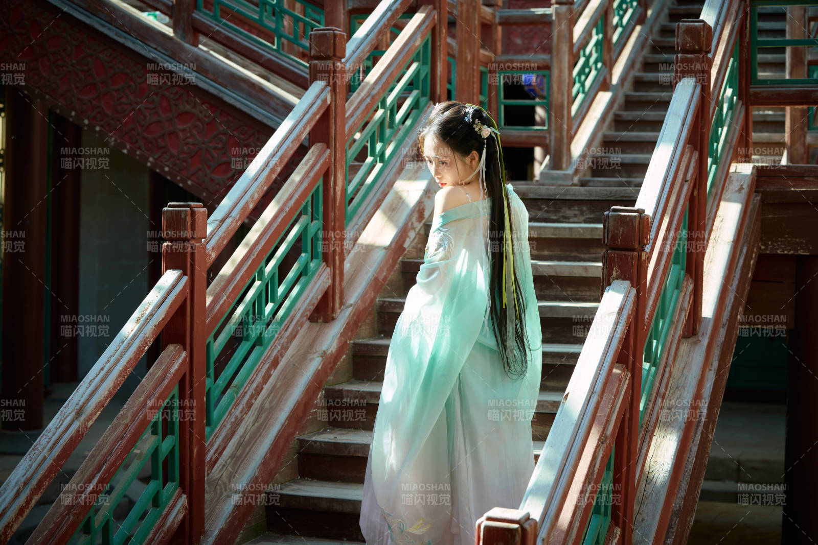 穿着汉服在古城拍照的东方美女图片