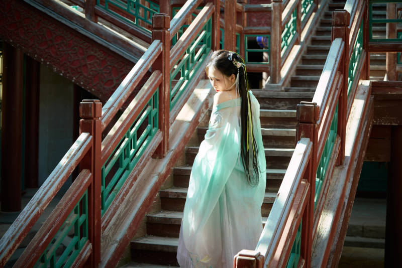 穿着汉服在古城拍照的东方美女图片