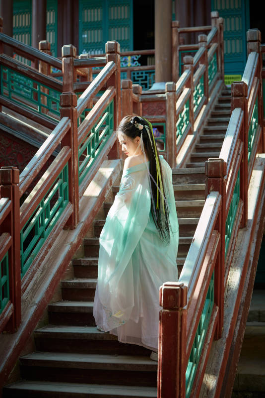 穿着汉服在古城拍照的东方美女图片