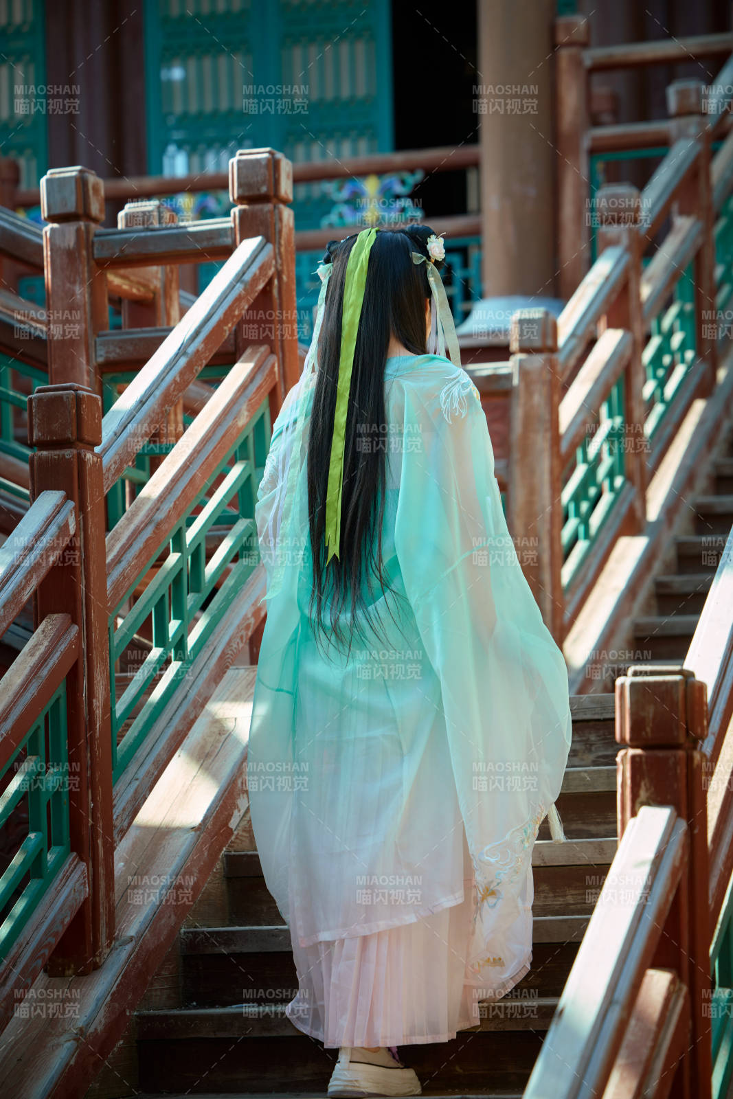 穿着汉服在古城拍照的东方美女图片