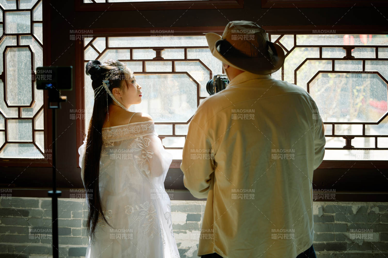 穿着汉服在古城拍照的东方美女图片