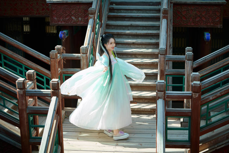 穿着汉服在古城拍照的东方美女图片