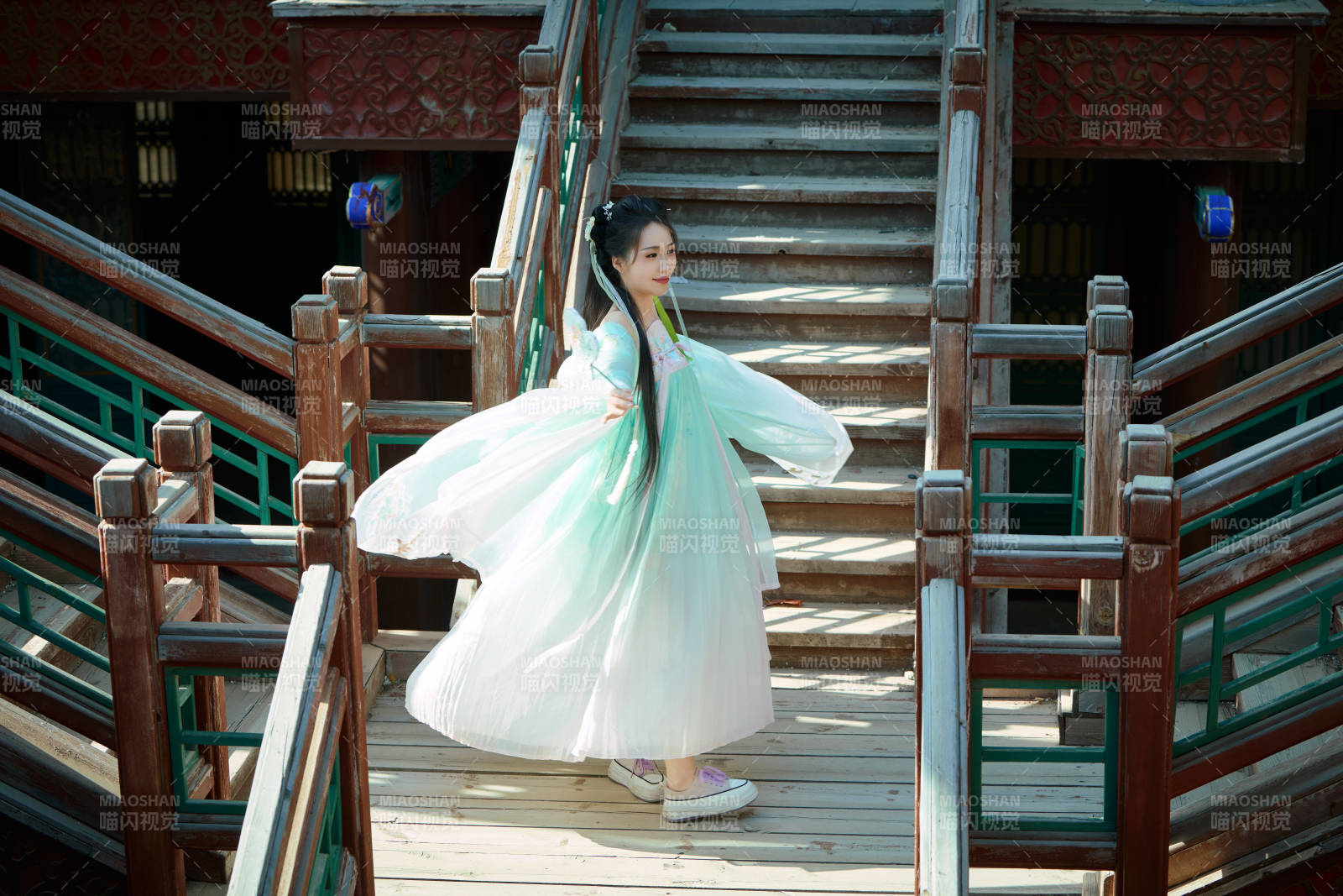 穿着汉服在古城拍照的东方美女图片