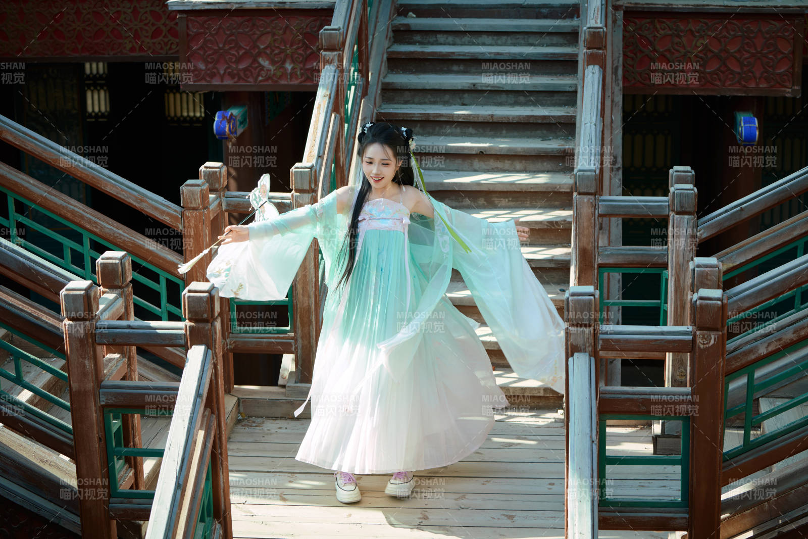 穿着汉服在古城拍照的东方美女图片