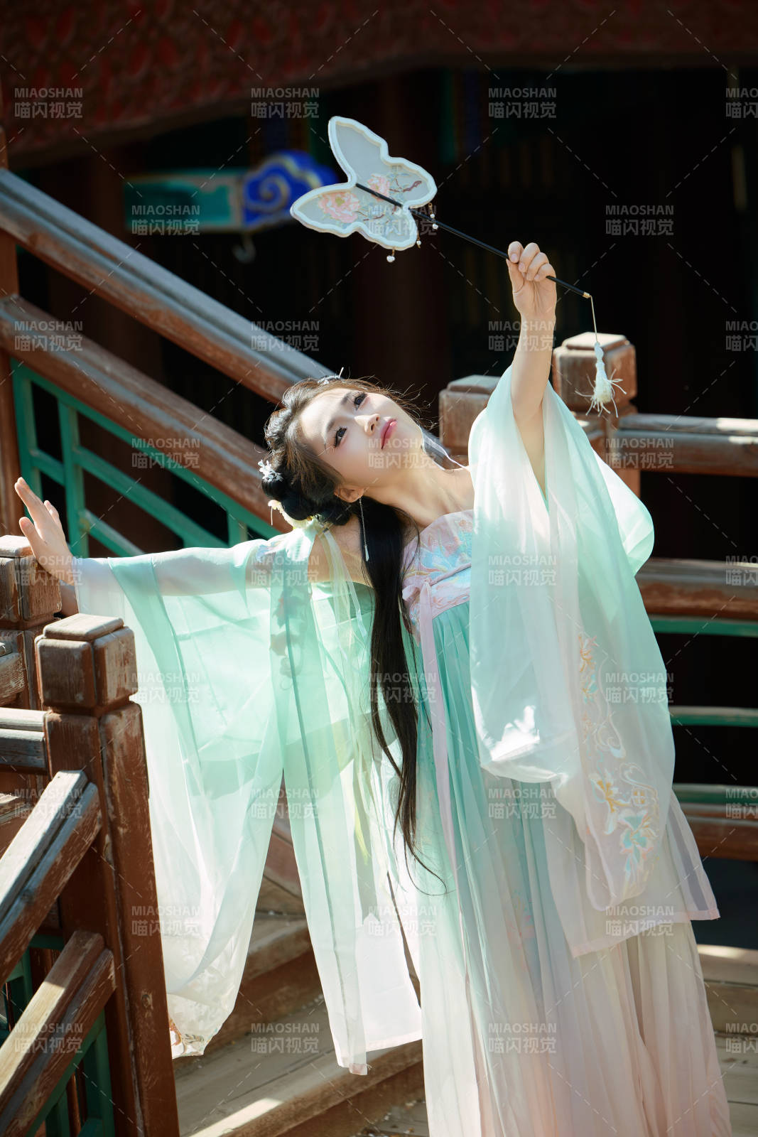 穿着汉服在古城拍照的东方美女图片