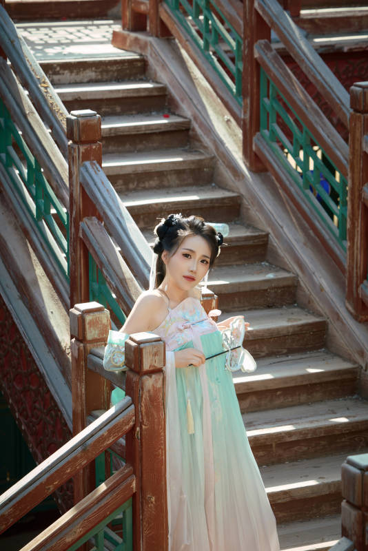 穿着汉服在古城拍照的东方美女图片