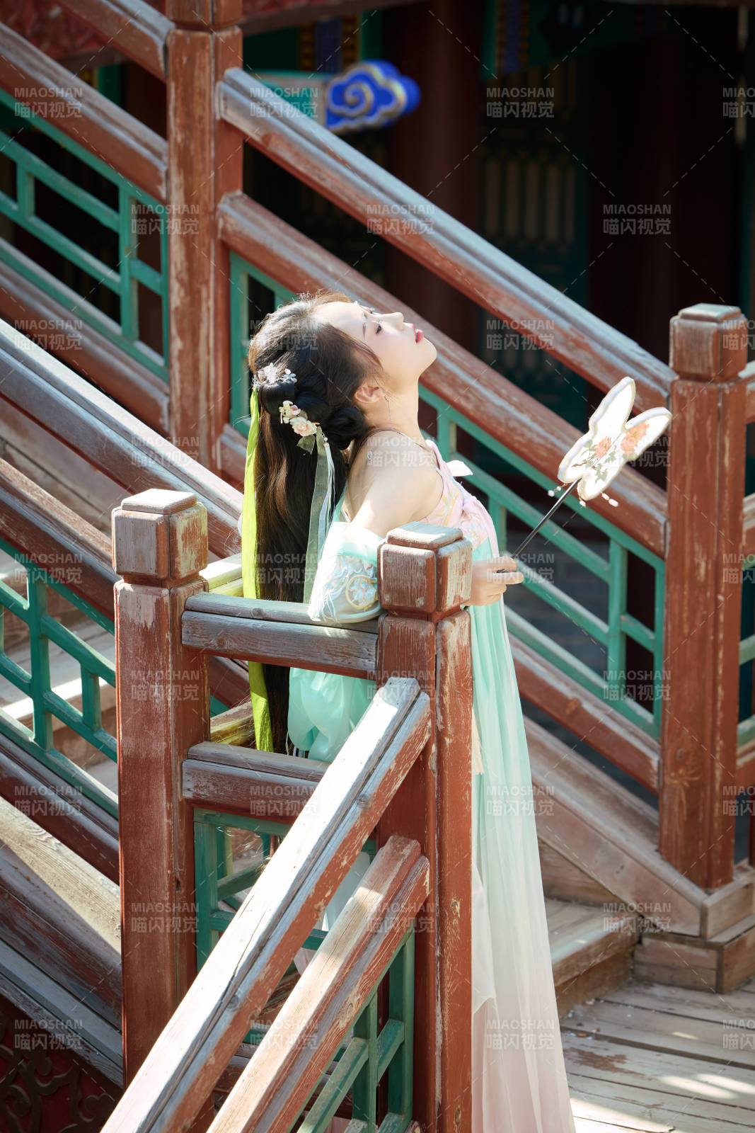 穿着汉服在古城拍照的东方美女图片