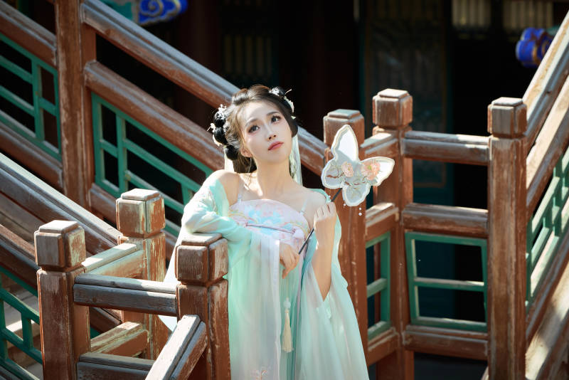 穿着汉服在古城拍照的东方美女图片