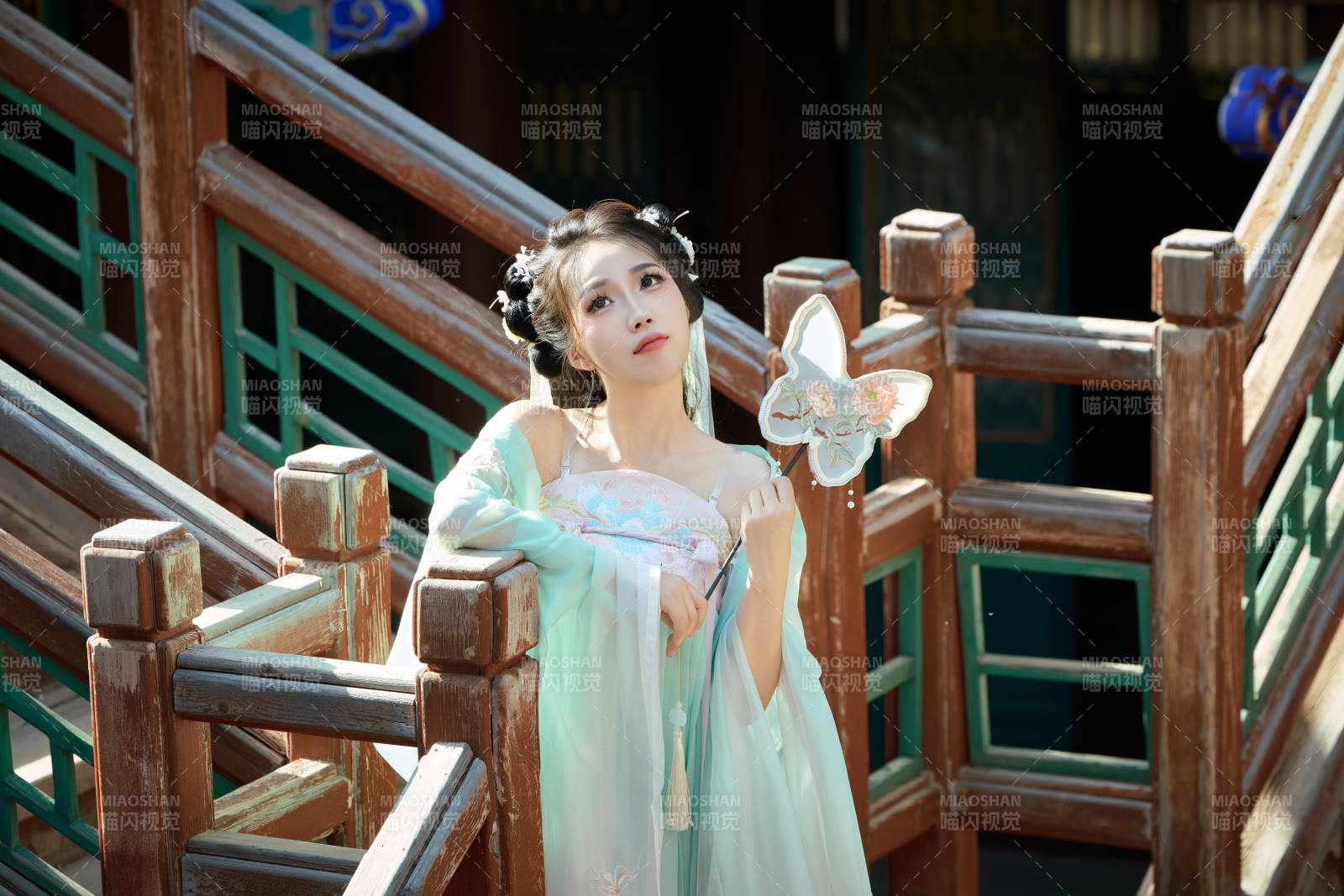 穿着汉服在古城拍照的东方美女图片