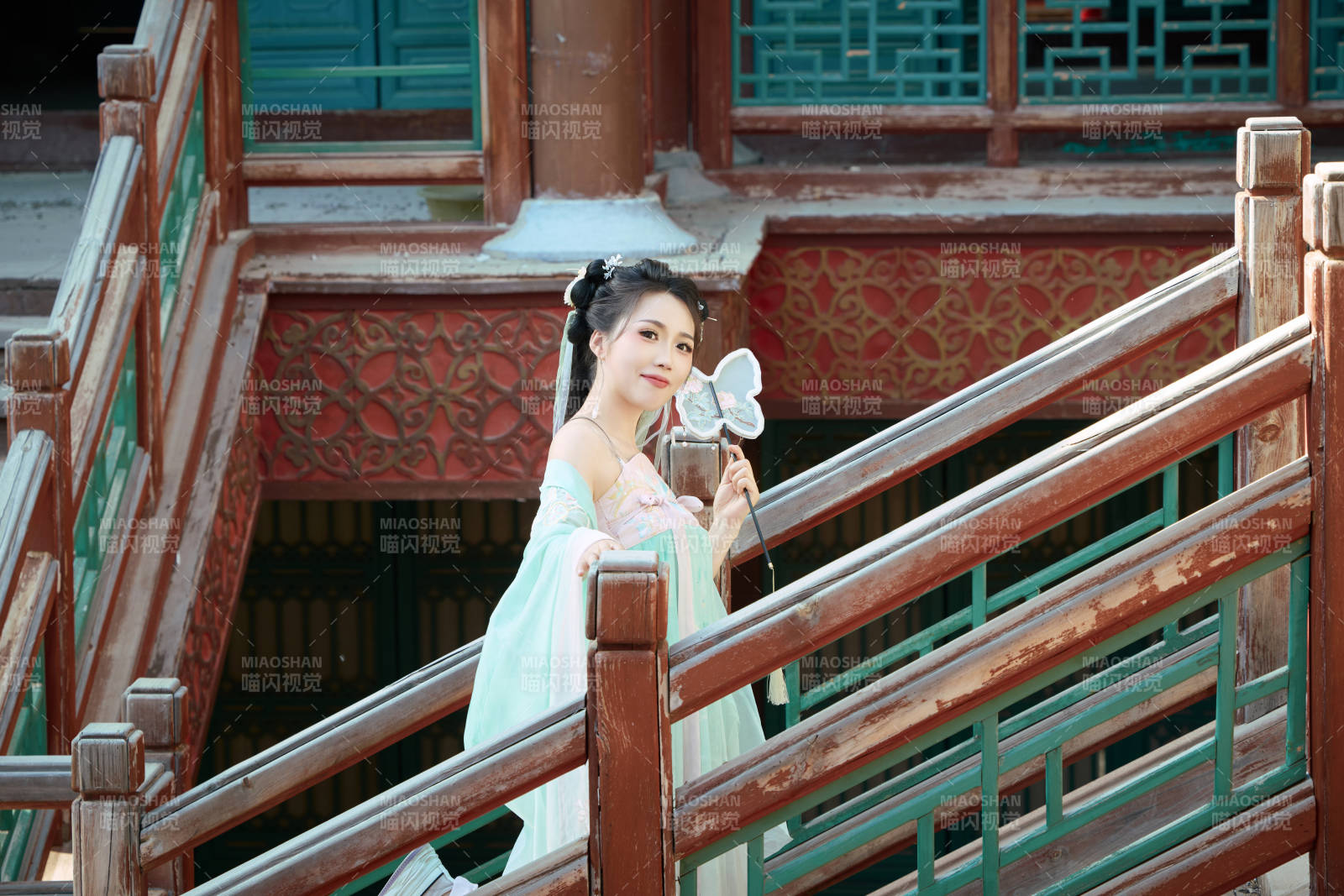 穿着汉服在古城拍照的东方美女图片