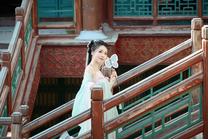 穿着汉服在古城拍照的东方美女图片