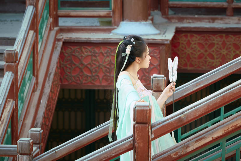 穿着汉服在古城拍照的东方美女图片