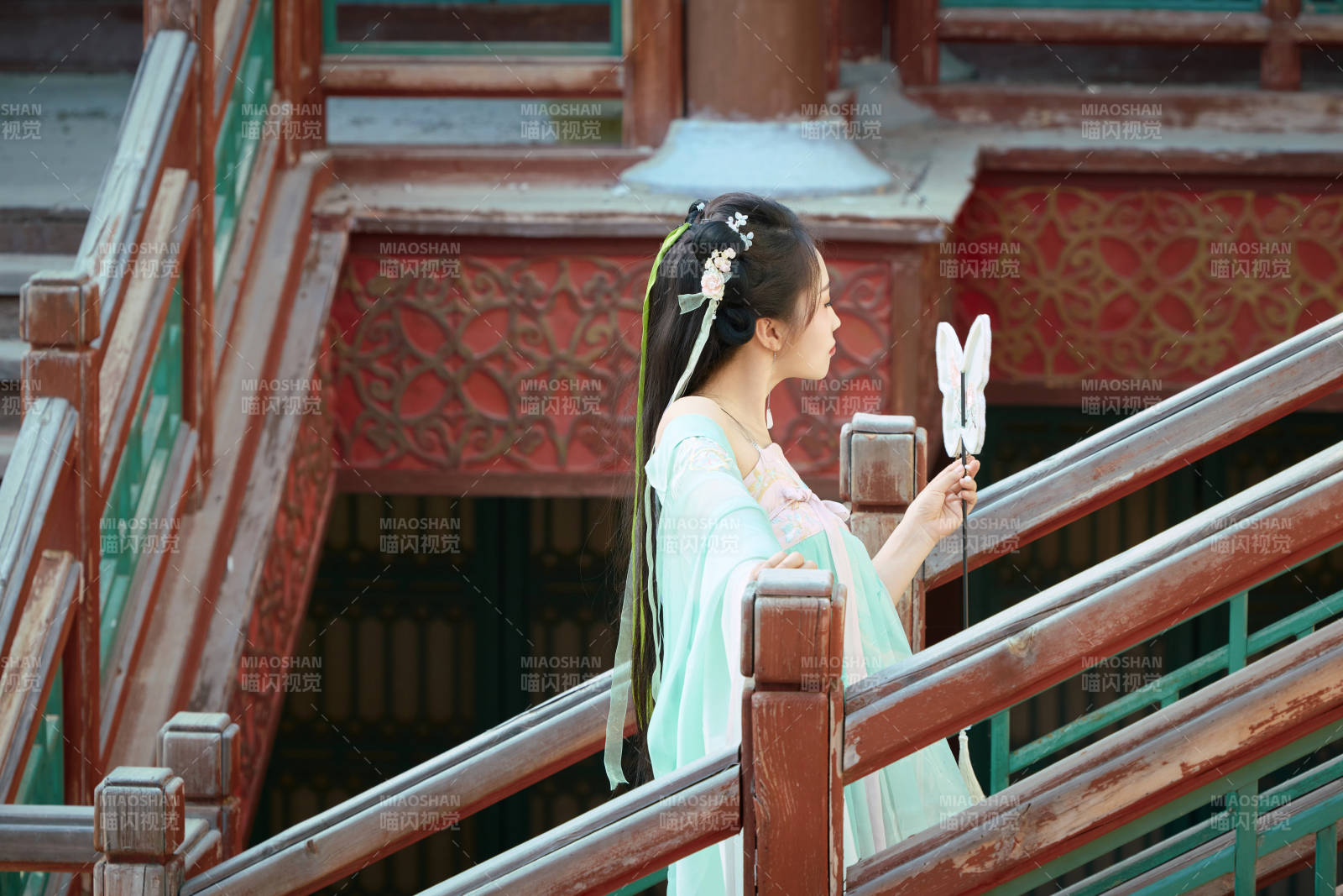 穿着汉服在古城拍照的东方美女图片