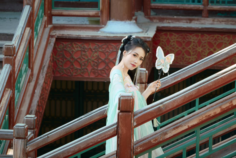 穿着汉服在古城拍照的东方美女图片