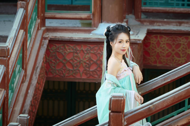 穿着汉服在古城拍照的东方美女图片
