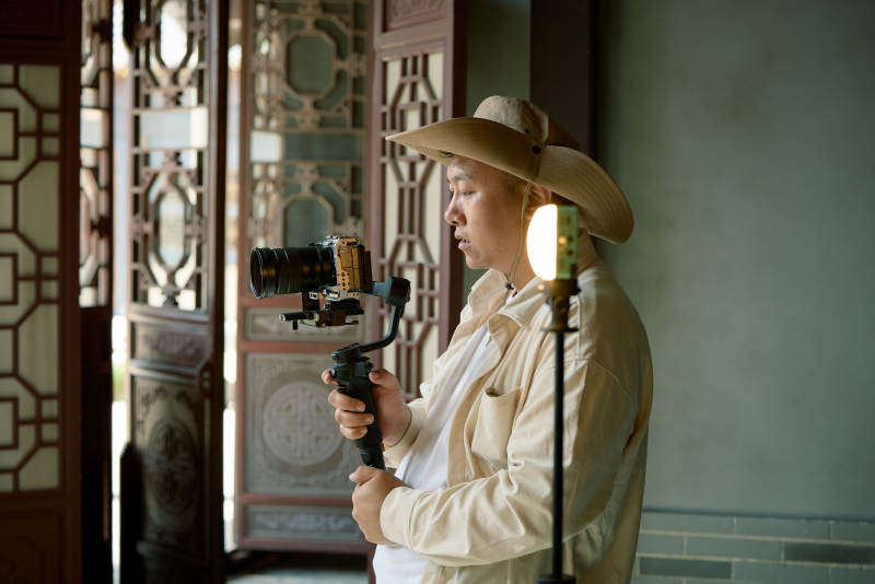 穿着汉服在古城拍照的东方美女图片