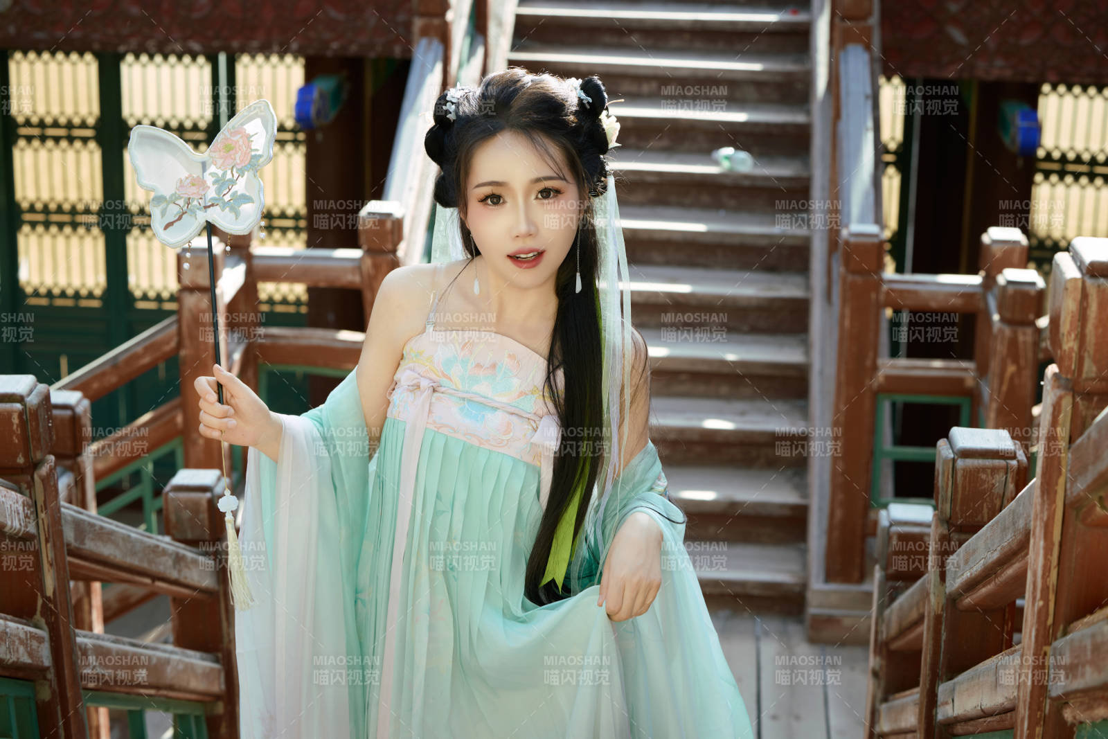 穿着汉服在古城拍照的东方美女图片