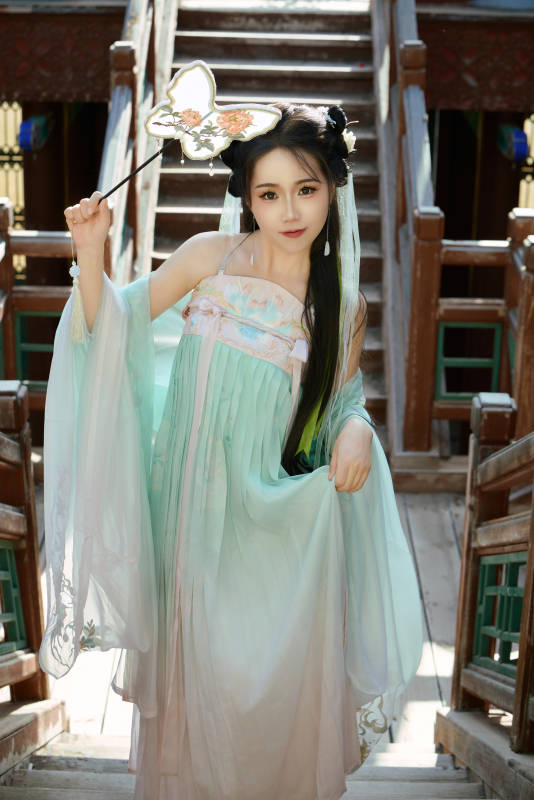 穿着汉服在古城拍照的东方美女图片