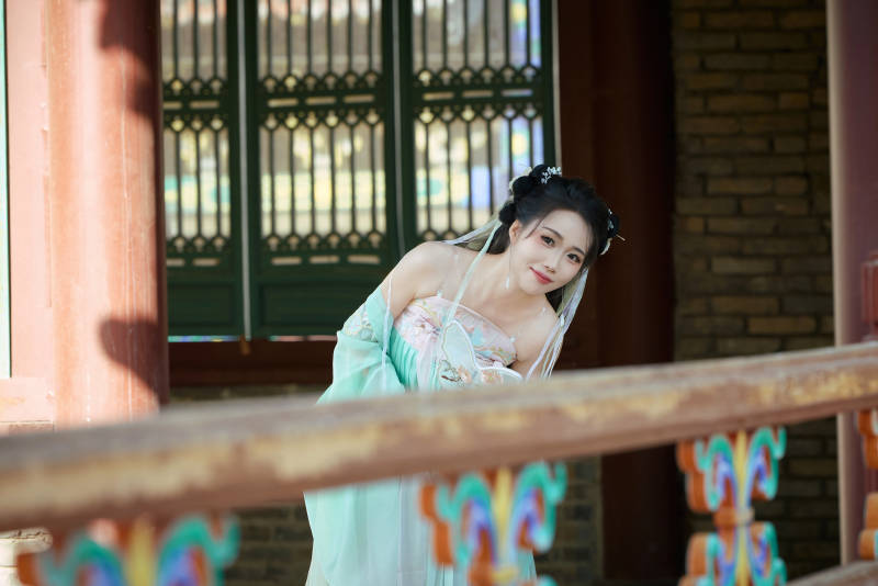 穿着汉服在古城拍照的东方美女图片