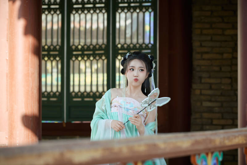 穿着汉服在古城拍照的东方美女图片