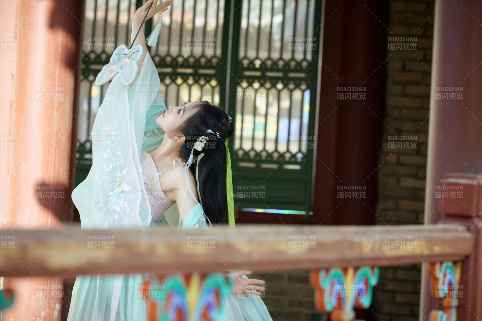 穿着汉服在古城拍照的东方美女图片