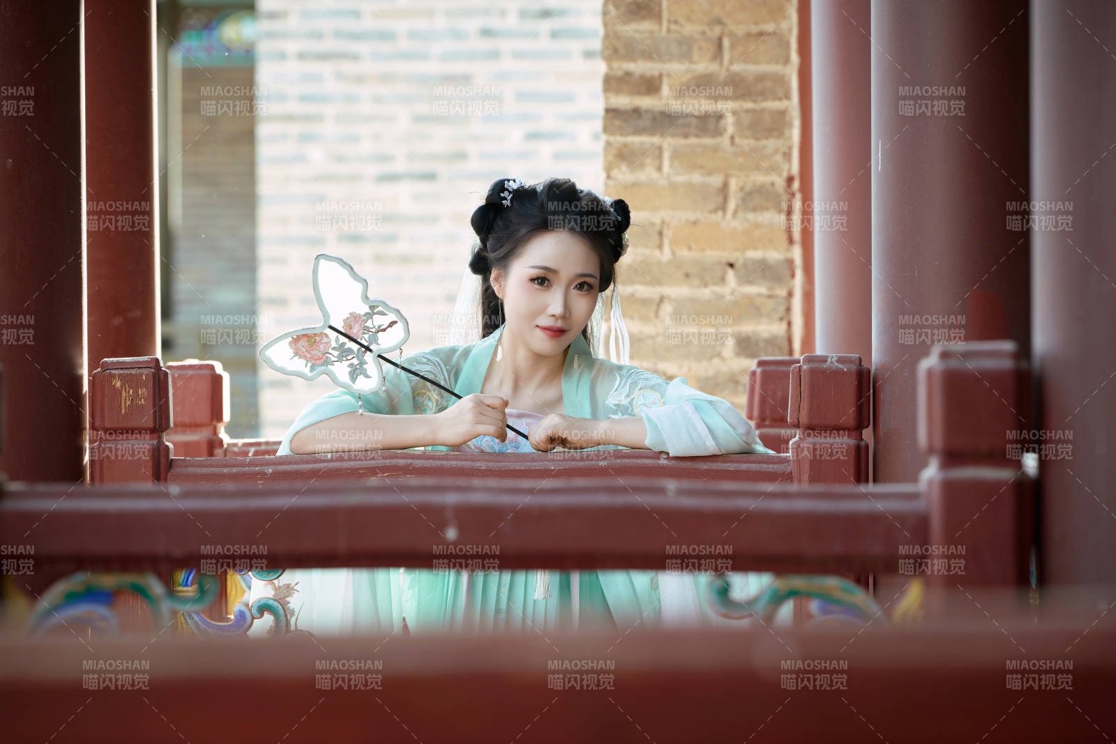 穿着汉服在古城拍照的东方美女图片