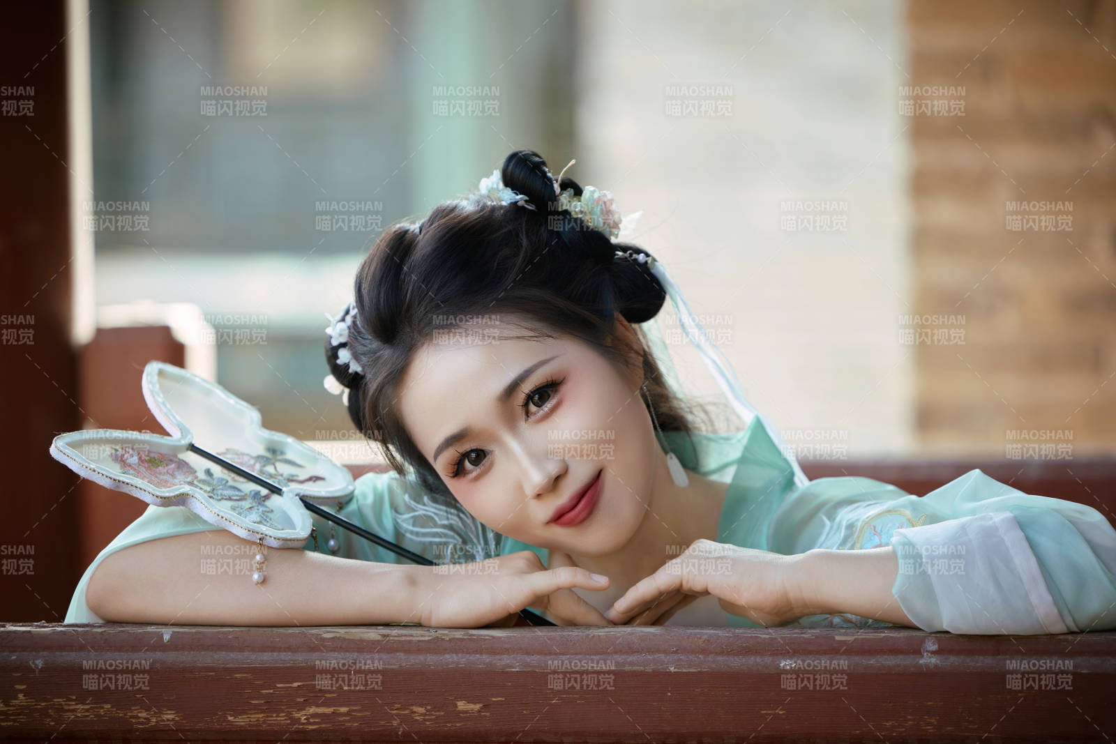 穿着汉服在古城拍照的东方美女图片