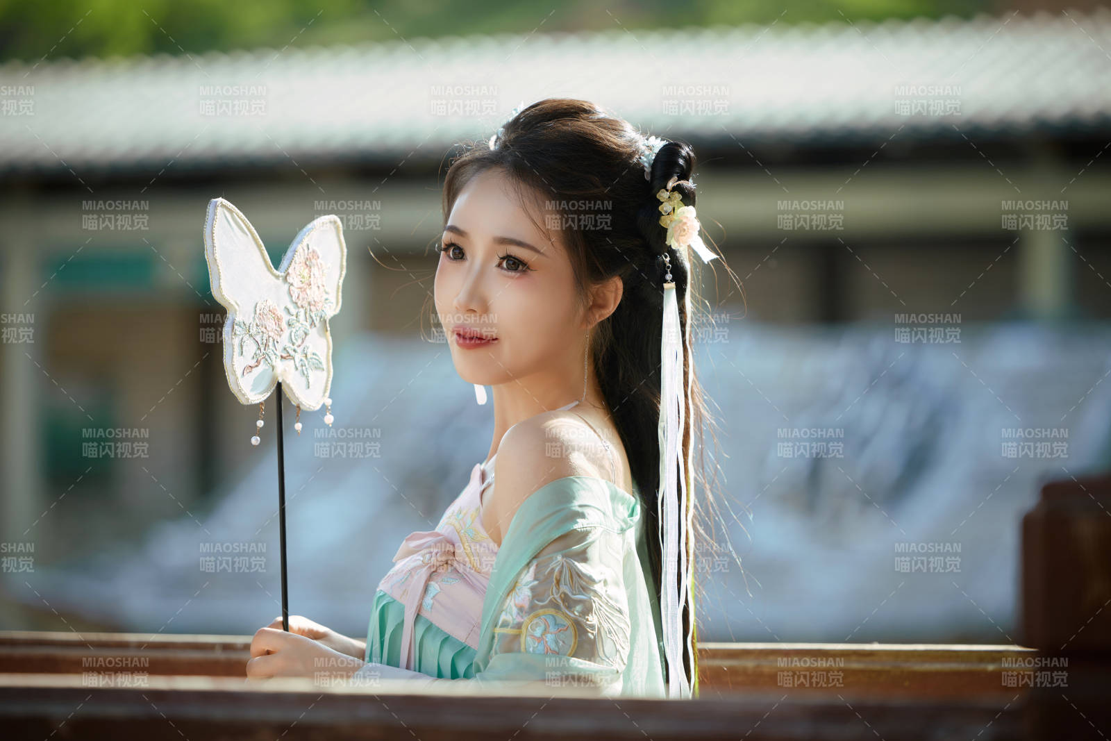 穿着汉服在古城拍照的东方美女图片