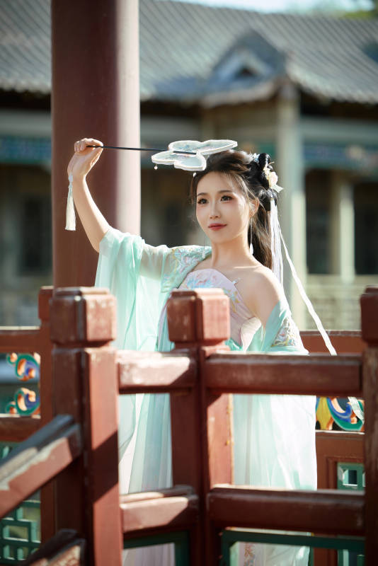 穿着汉服在古城拍照的东方美女图片