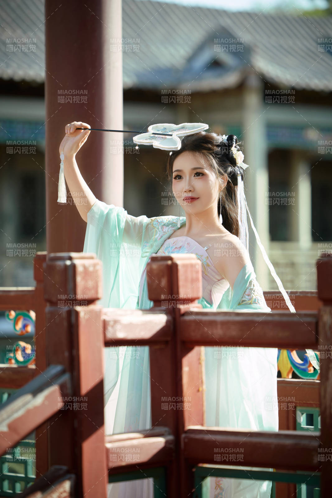 穿着汉服在古城拍照的东方美女图片