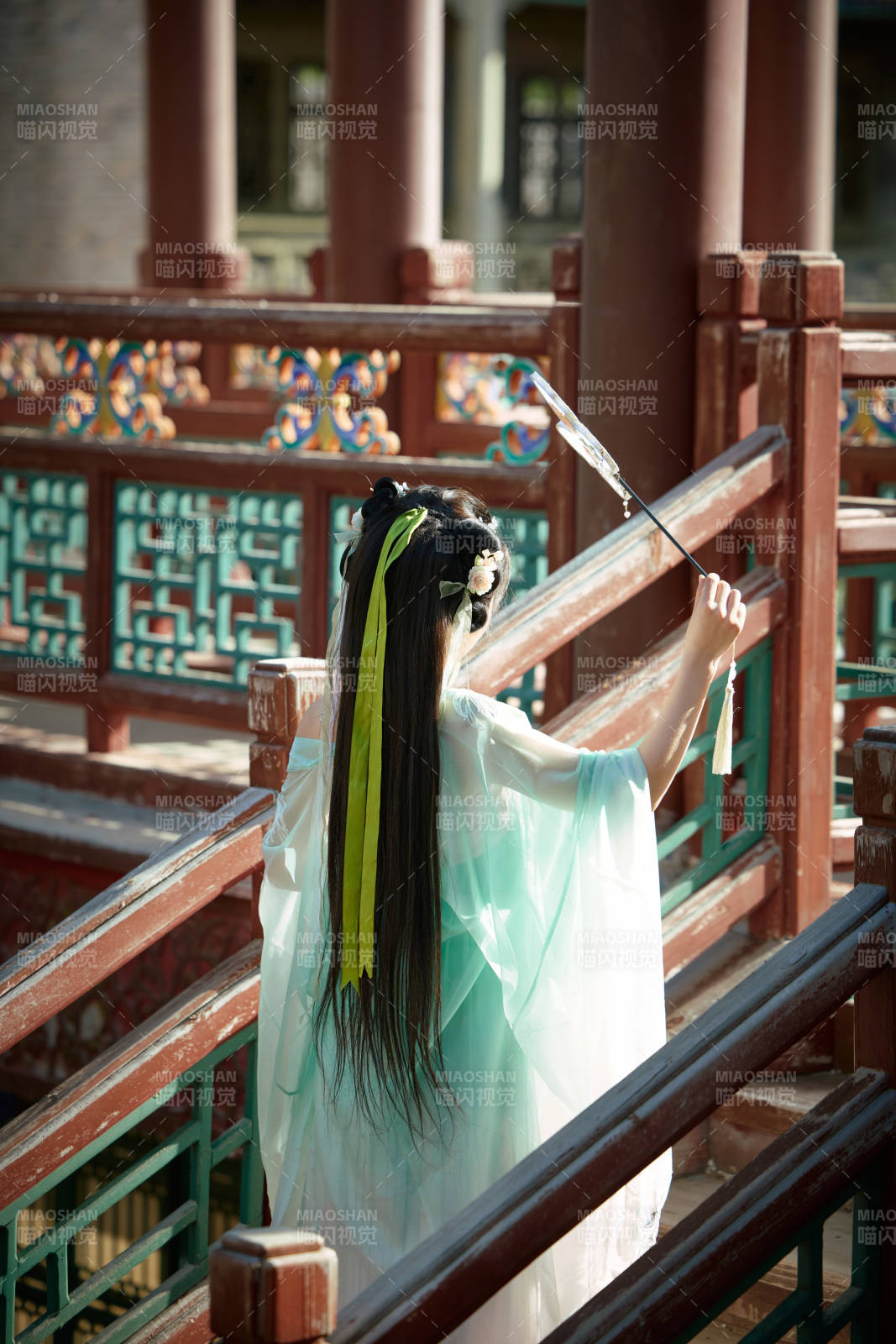 穿着汉服在古城拍照的东方美女图片