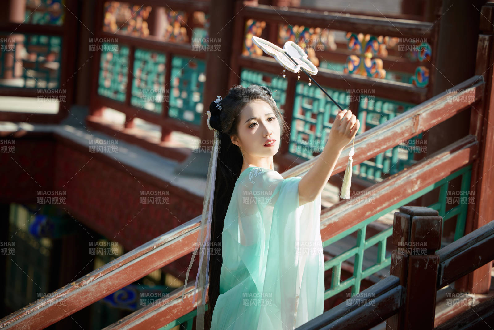 穿着汉服在古城拍照的东方美女图片