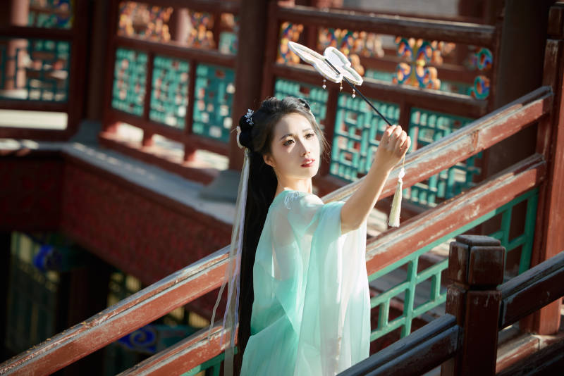 穿着汉服在古城拍照的东方美女图片