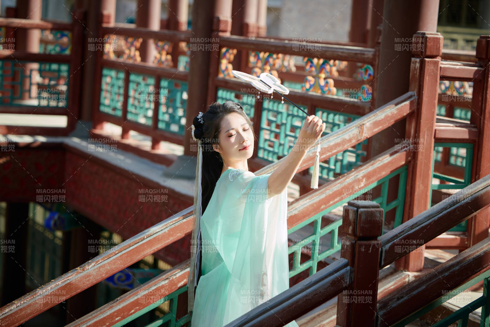 穿着汉服在古城拍照的东方美女图片