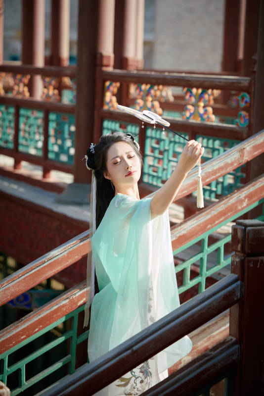 穿着汉服在古城拍照的东方美女图片