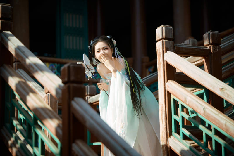 穿着汉服在古城拍照的东方美女图片