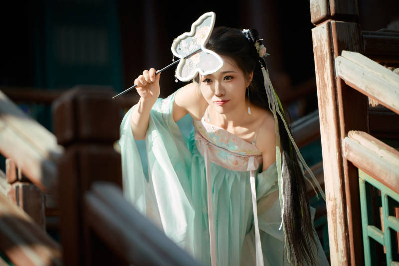 穿着汉服在古城拍照的东方美女图片