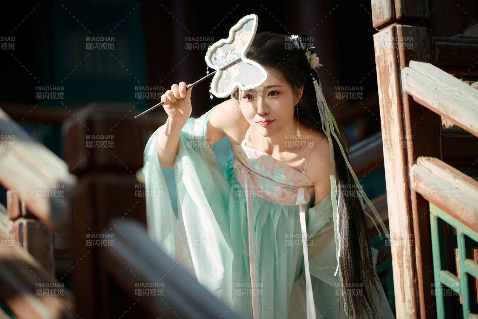 穿着汉服在古城拍照的东方美女图片