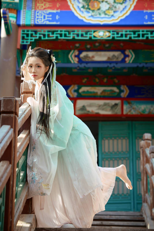 穿着汉服在古城拍照的东方美女图片