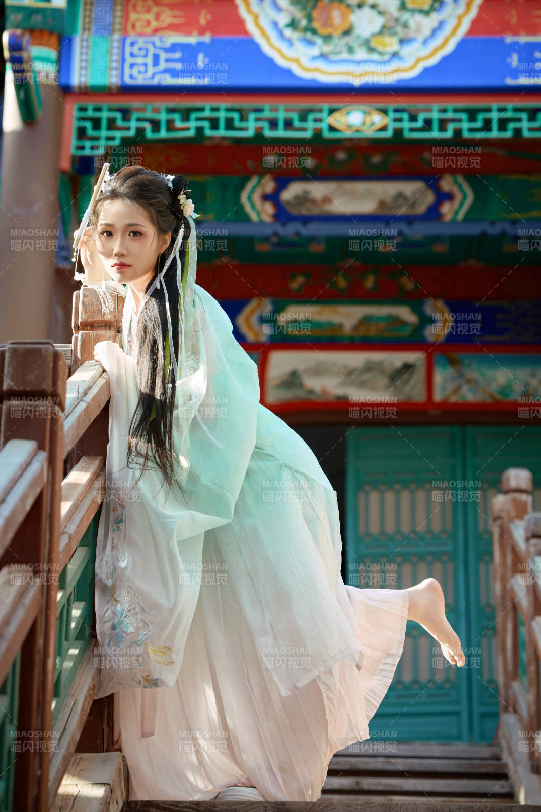 穿着汉服在古城拍照的东方美女图片