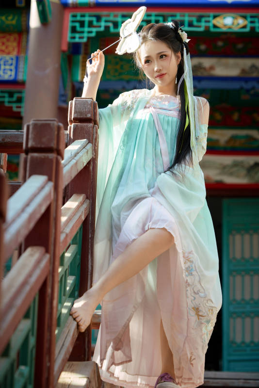 穿着汉服在古城拍照的东方美女图片